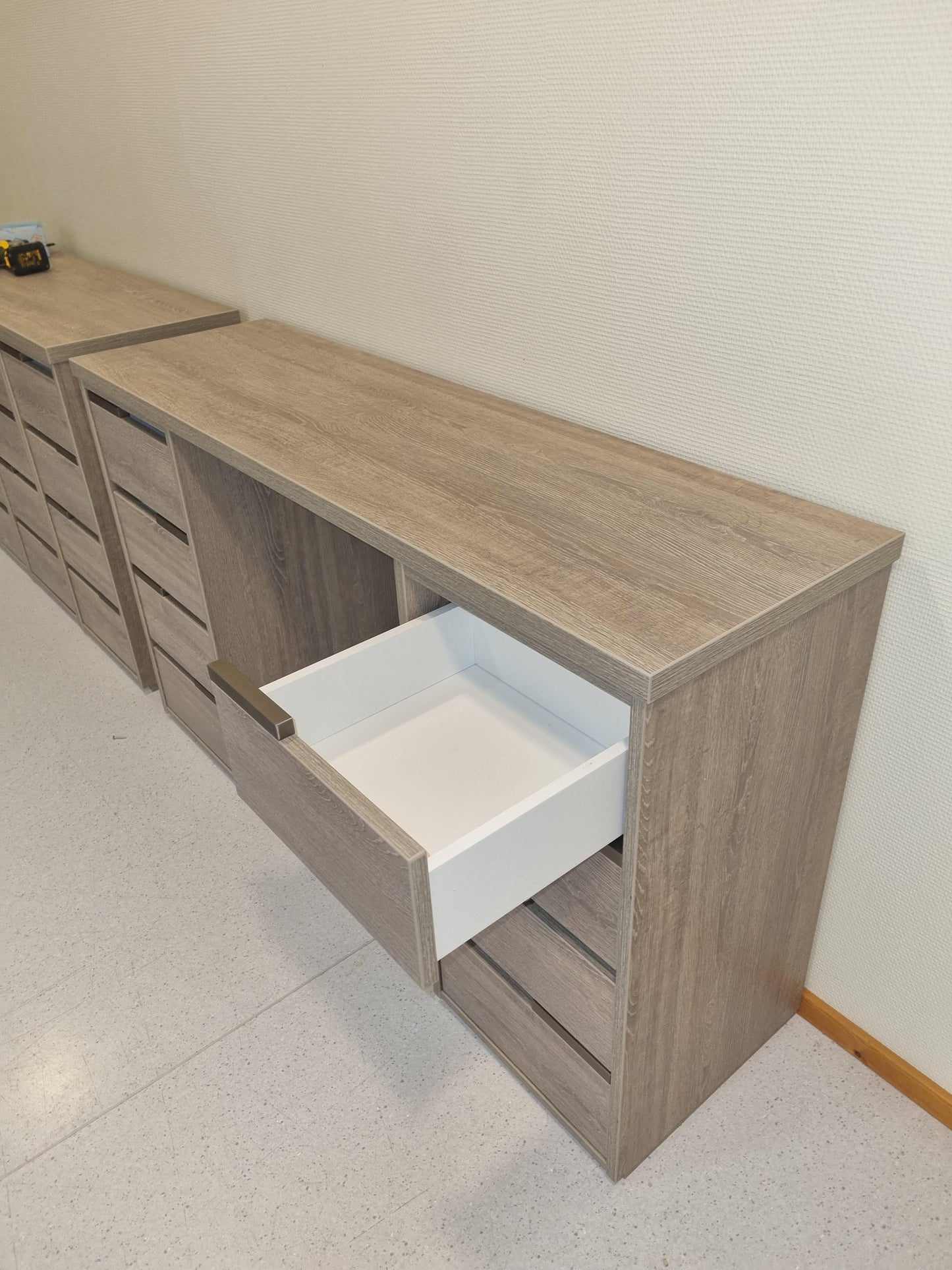 Kahden laatikoston työ- apupöytä/ kirjoituspöytä ( laiva / risteilijäkaluste)