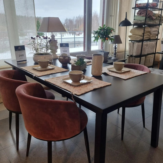 Laulumaa Saima ruokapöytä