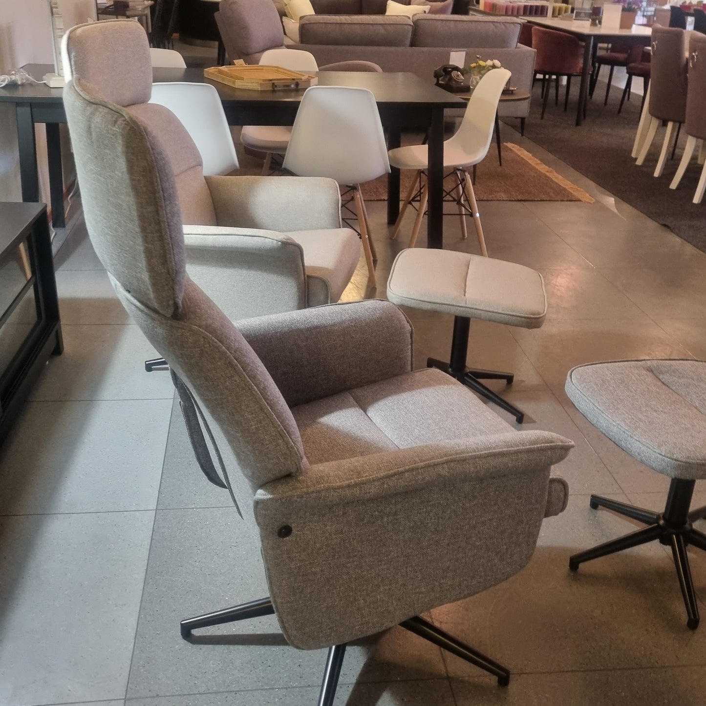 Siro nojatuoli ja rahi, väreinä harmaa tai beige