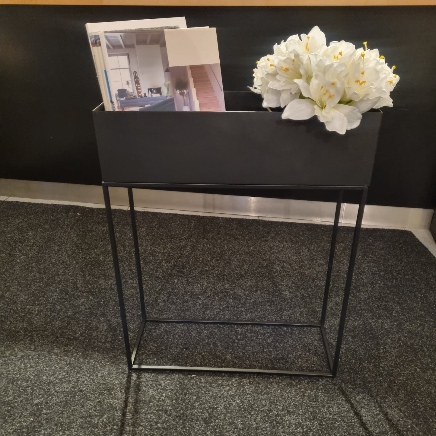 Metallilaatikko/kukkateline kolmessa värissä