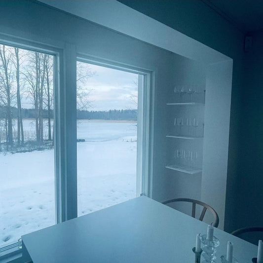 Näppärä seinähylly valkoisena tai mustana