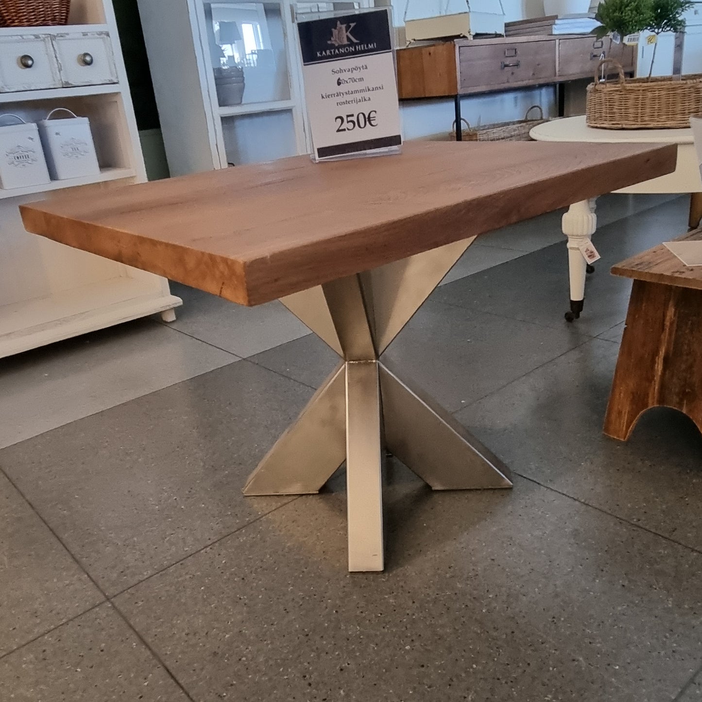 Kierrätystammmikannella rosterijaloin tämä yksittäiskappale sohvapöydästä