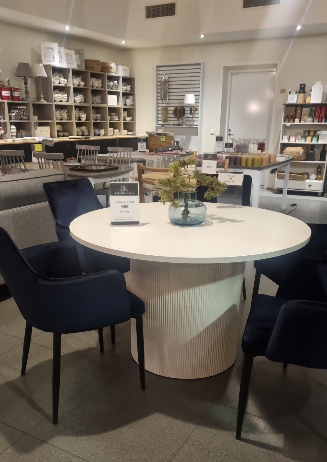 Pyöreä rimapöytä, valkoinen tai musta