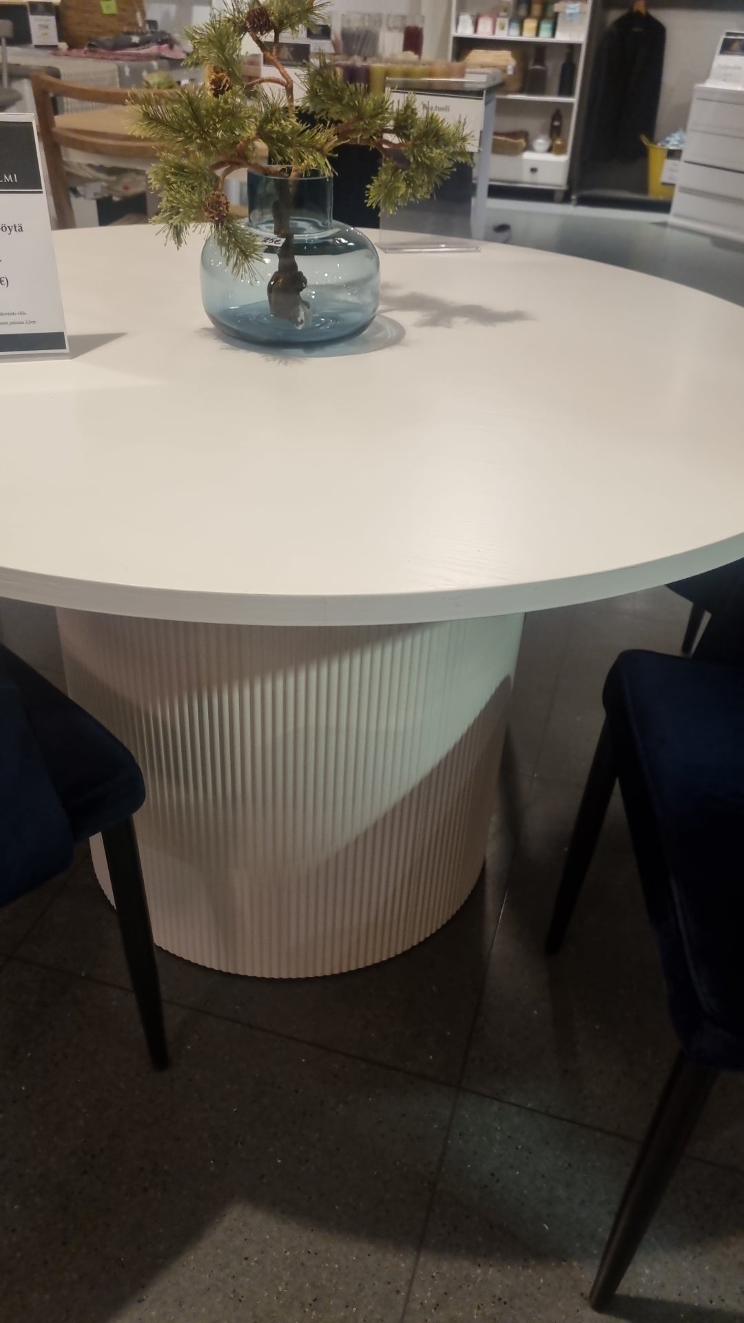 Pyöreä rimapöytä, valkoinen tai musta