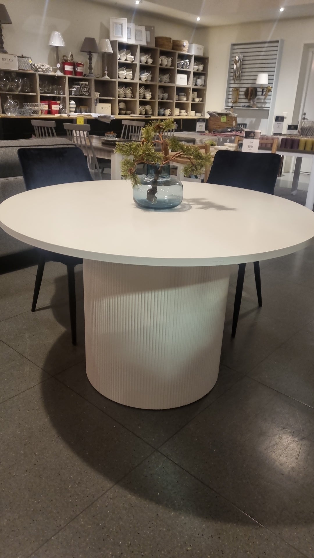 Pyöreä rimapöytä, valkoinen tai musta
