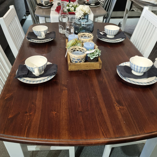 Laulumaan Viktoria pöytä ruskealla kannella, Huippualennus!