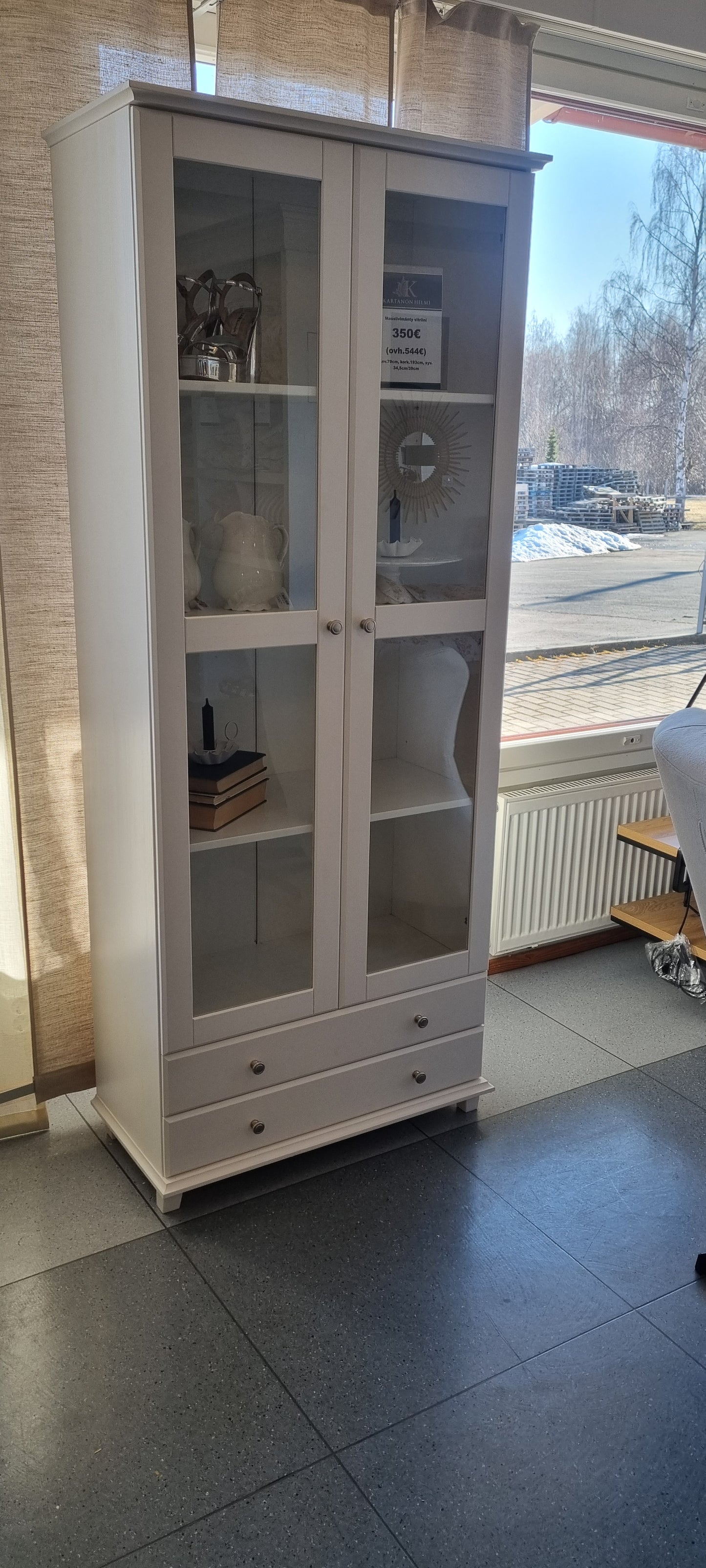 Siro ja kaunis massiivipuinen vitriini