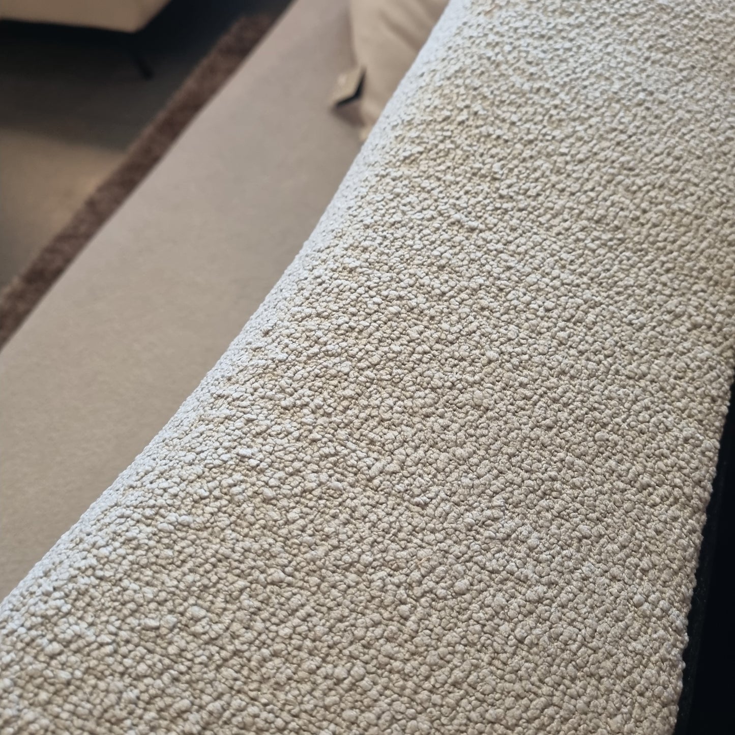 Vuodesohva luonnonvalkoinen tai harmaa, valkoisesta myymälän mallikappale jäljellä!