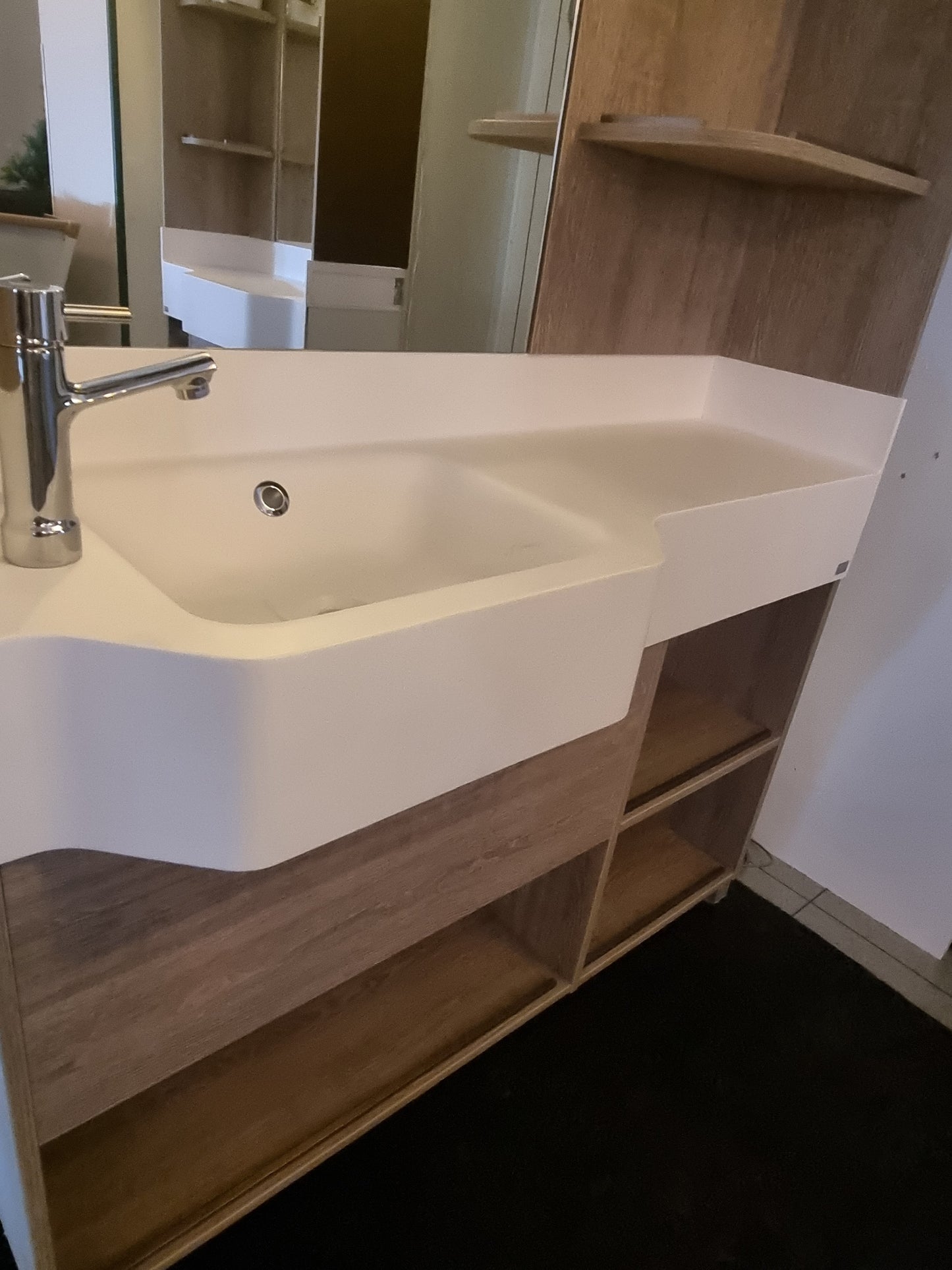 Risteilijä/ laivakalusteista 87cm ja 117cm leveitä wc-ryhmiä