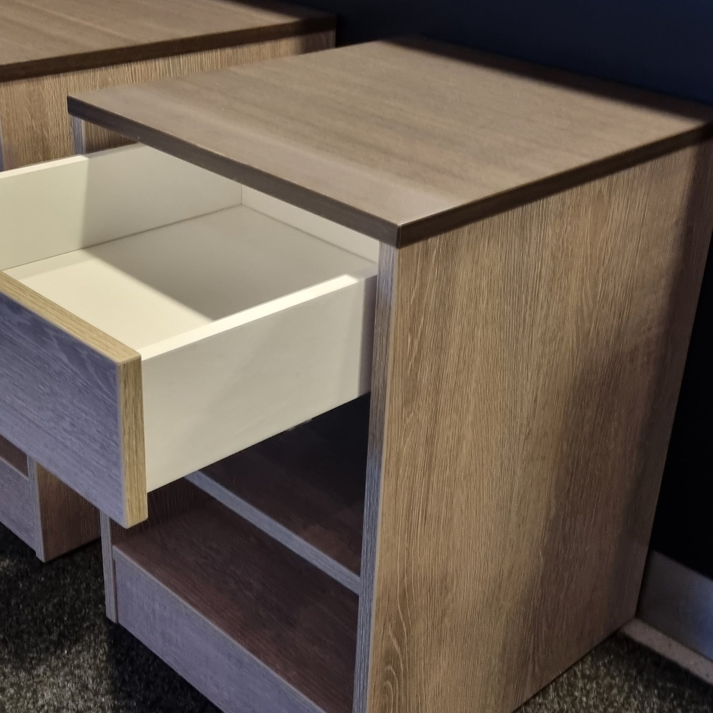 Yöpöytä , huippulaadukasta laminoitua poppelivaneria 35€/kpl ( laiva / ristelijä kaluste)