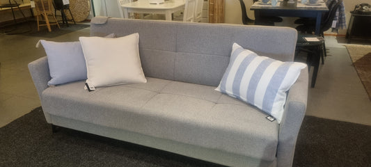 Kolmen istuttava vuodesohva harmaana