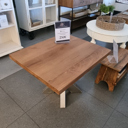 Kierrätystammmikannella rosterijaloin tämä yksittäiskappale sohvapöydästä